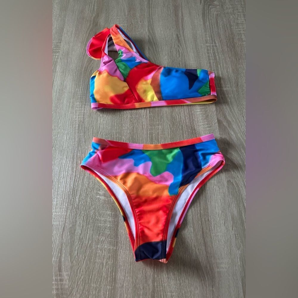 PREOWNED … Colorfully Unique “Size: M” Swimsuit